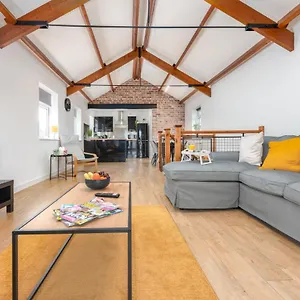 https://2-bedroom-house-centrally-located-close-walk-to-city-centre.cardiffhotelswales.com