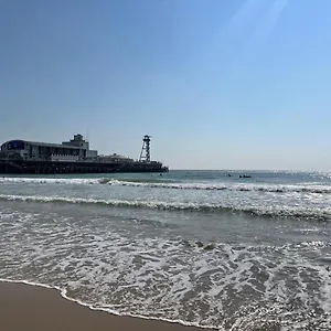 Palm Court Beachside Retreat: Cozy 2-bedroom Flat In Bournemouth